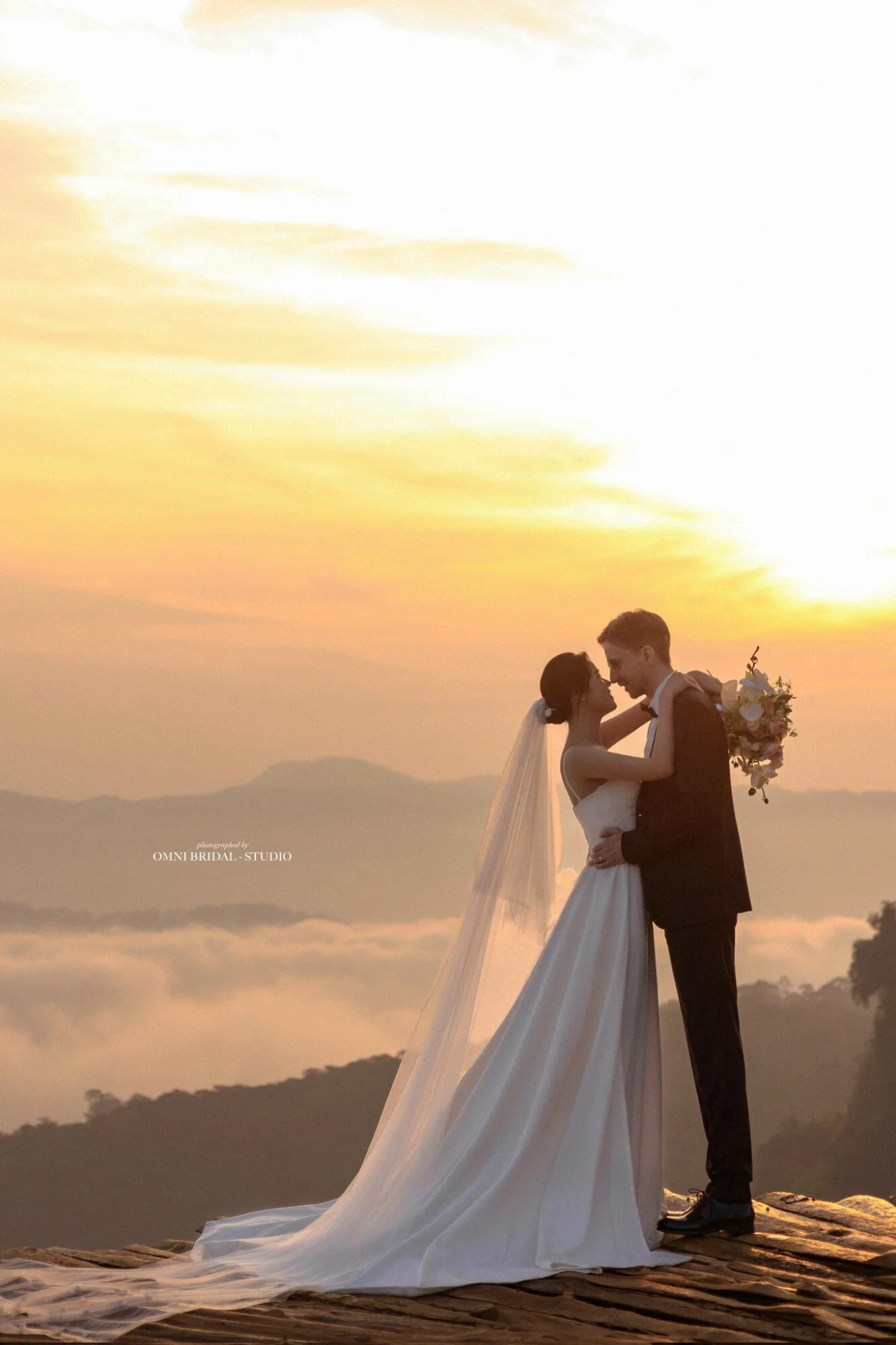 Chụp Ảnh Cưới Ngoại Cảnh Đà Lạt: Săn Mây Bồng Bềnh, Khoảnh Khắc Yêu Thương Vĩnh Cửu 2025